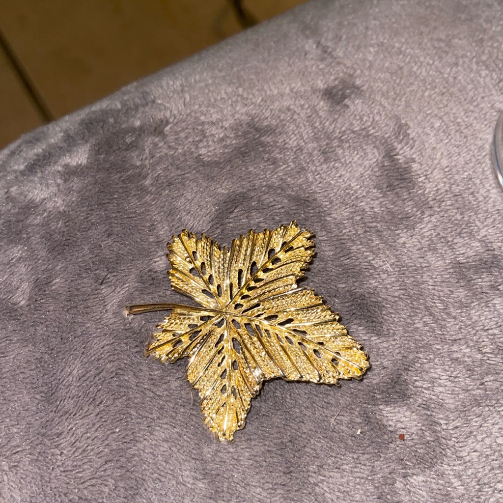 Rare Collectible Vintage Leaf Shape Brooche
